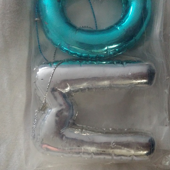 Silver Metal Balloon "MOM" Letters - Picture 2 of 5